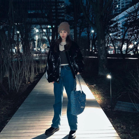 【소녀시대서현】 CHANEL 샤넬 22 미니 핸드백 스티치드 데님 & 실버 메탈 블루 ▶매장-700만원◀