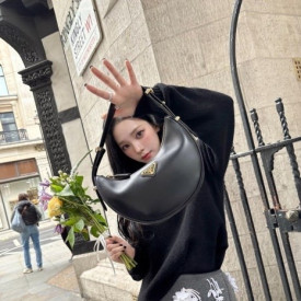 【에스파 카리나】 PRADA 프라다 호보 백 ▶매장-350만원◀